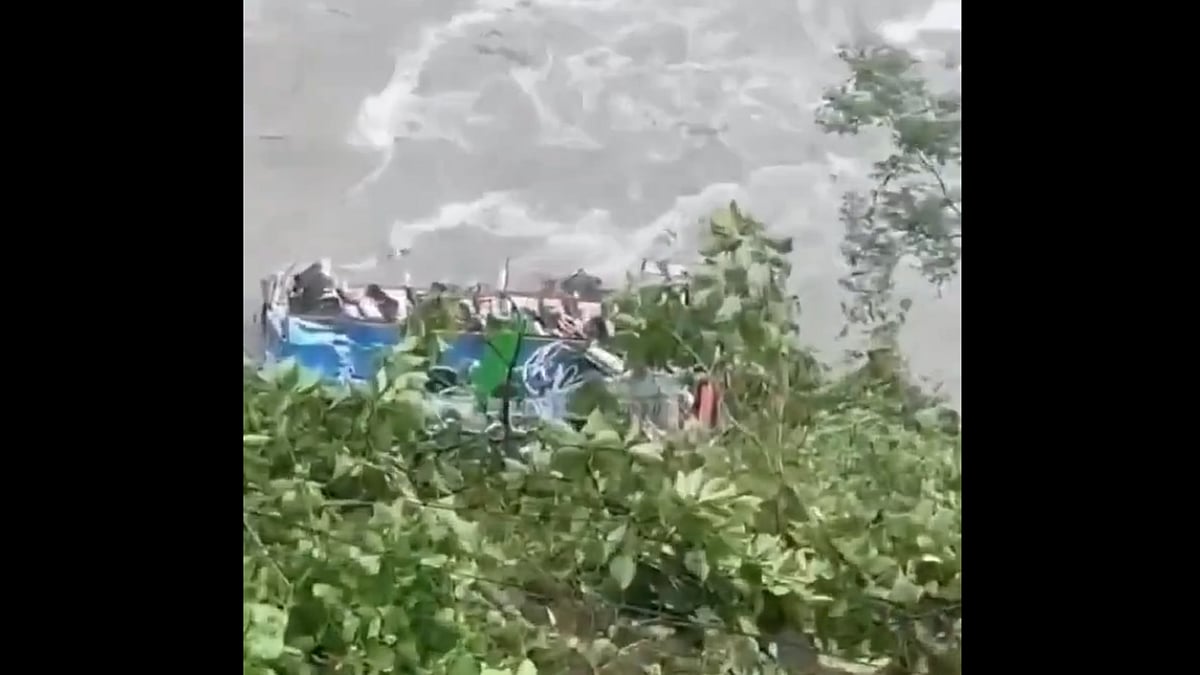 നേപ്പാളില്‍ ഇന്ത്യക്കാര്‍ സഞ്ചരിച്ച ബസ് പുഴയിലേക്ക് മറിഞ്ഞു; 14 മരണം- വിഡിയോ 
